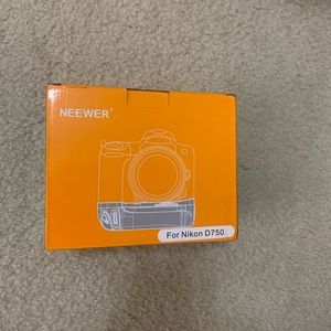 Brand new Neewer Battery Grip Pack Replacement for Nikon MB-D16